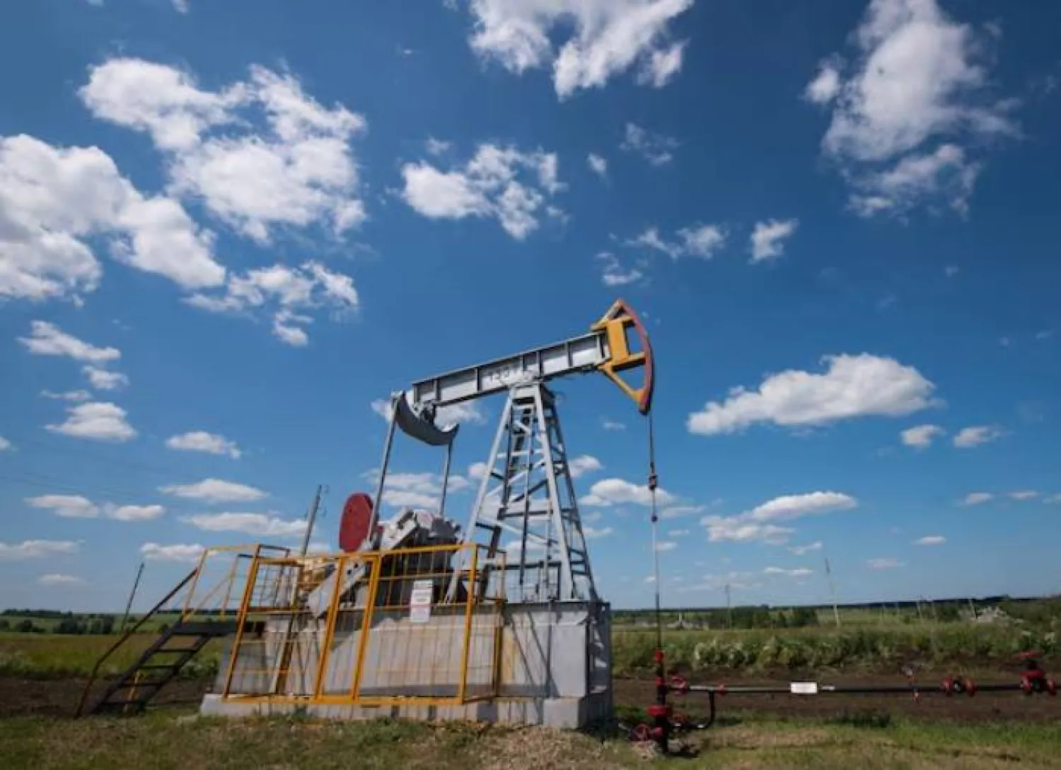 مضخة نفطية خارج مدينة ألميتيفسك بجمهورية تتارستان في الاتحاد الروسي (رويترز)