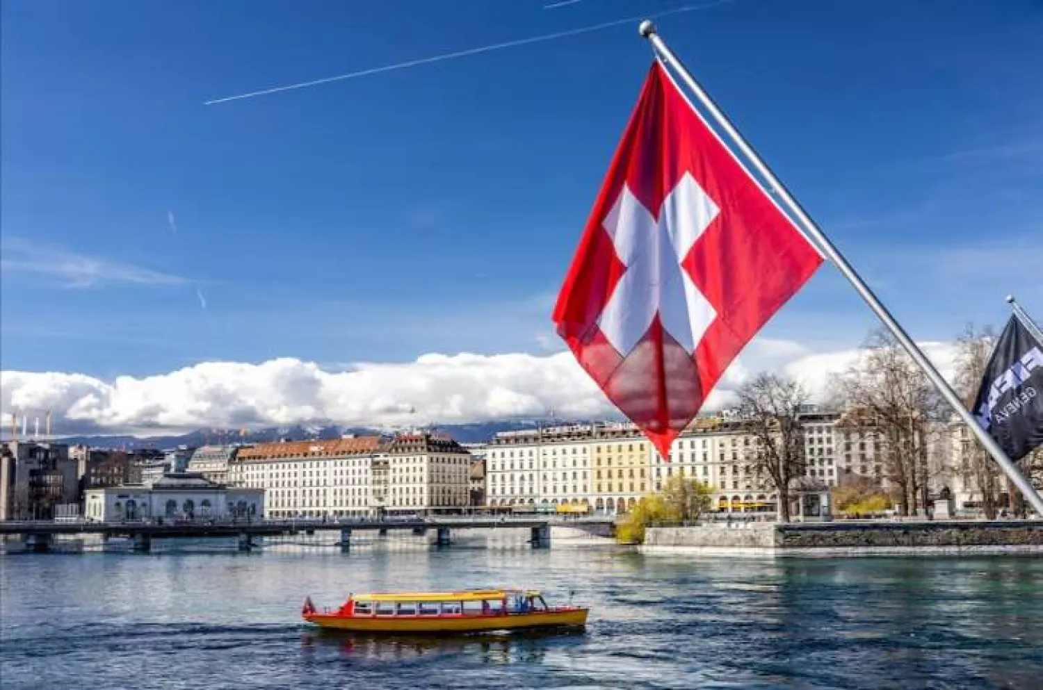 العلم السويسري بميناء في جنيف (رويترز)