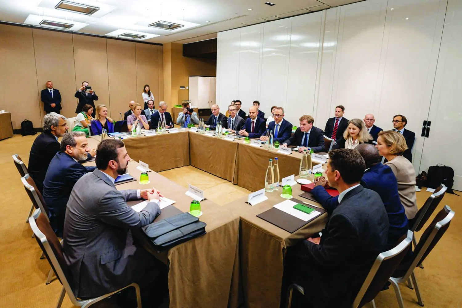 اجتماع بين وزراء خارجية «الترويكا» الأوروبية ونظيرهم الإيراني في جنيف 20 يونيو الماضي (أ.ب)