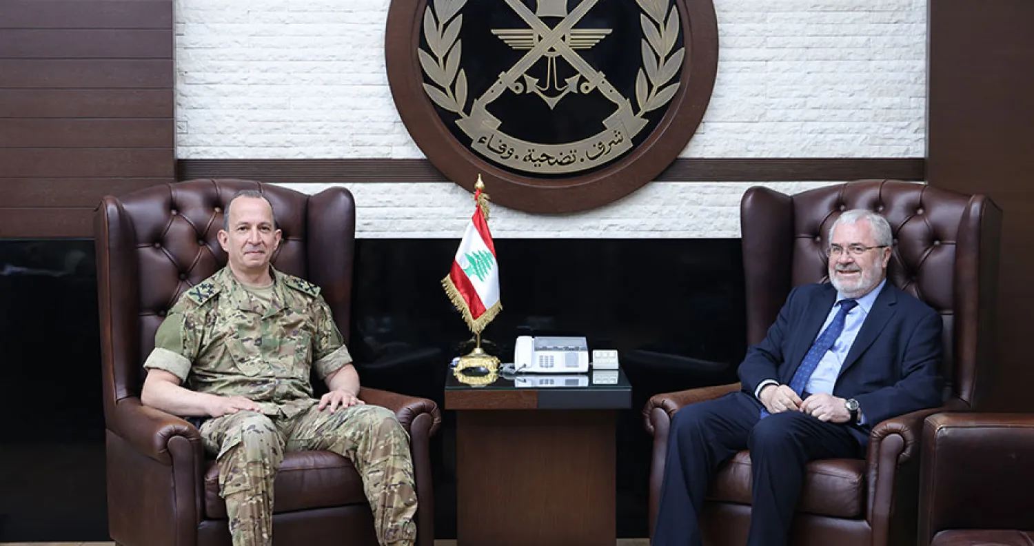 قائد الجيش العماد رودولف هيكل مستقبلاً مستشار الأمن القومي مدير جهاز المخابرات القبرصي تاسوس تزيونيس في شهر يوليو الماضي (الوكالة الوطنية للإعلام)