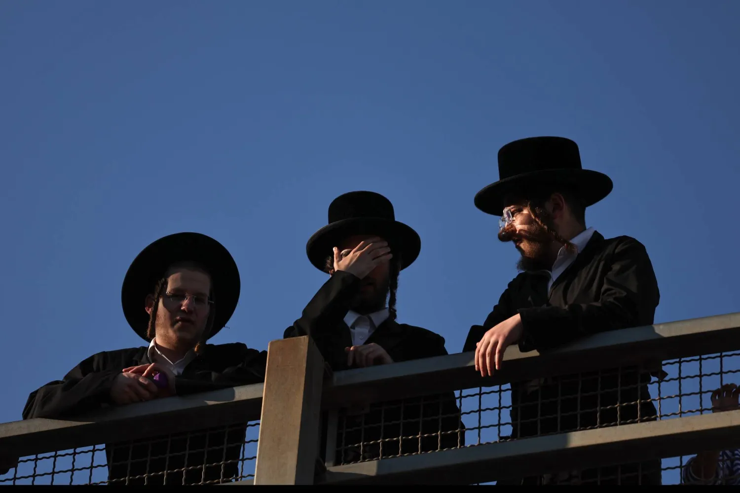 يشكل تجنيد اليهود المتشددين قضية حساسة لحكومة نتنياهو (إ.ب.أ)