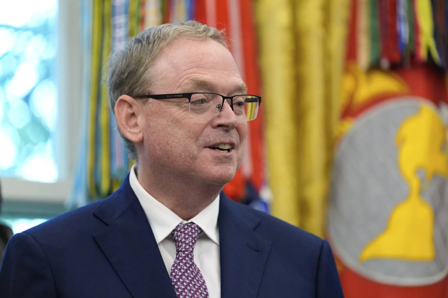 كيفن هاسيت يتحدث مع الرئيس دونالد ترمب في المكتب البيضاوي بالبيت الأبيض 5 سبتمبر 2025 (أ.ب)