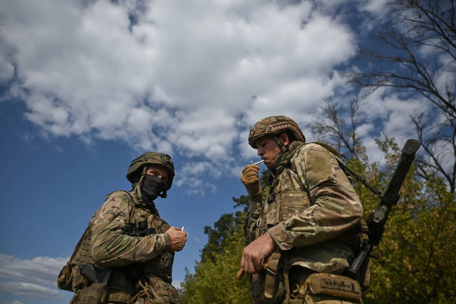 جنديان أوكرانيان في منطقة خاركيف 15 سبتمبر 2025 (رويترز)