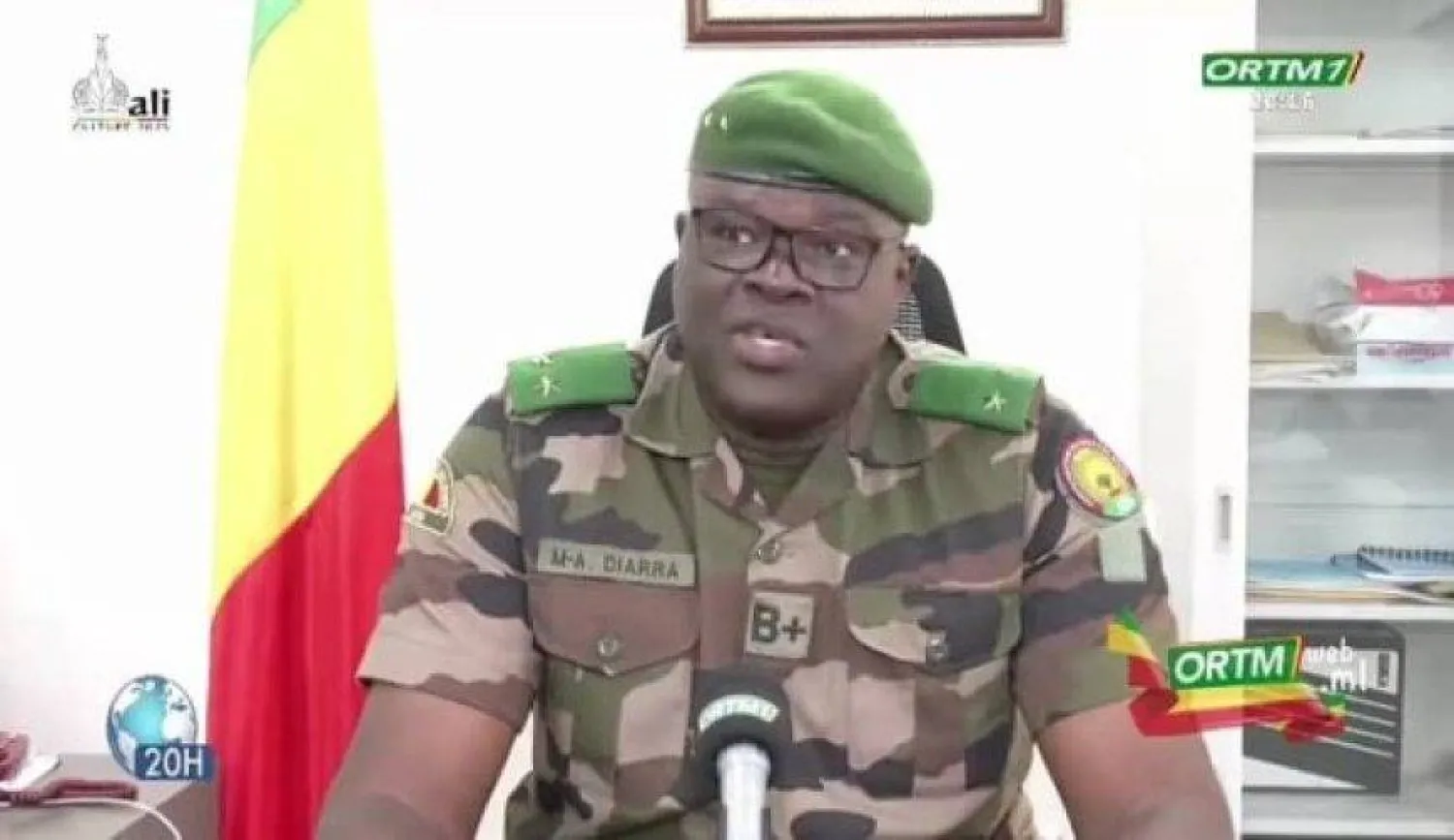 اللواء ماكان ألاسّان ديارا، نائب رئيس العمليات في الأركان العامة للجيوش في حديث مع التلفزيون الحكومي (إعلام محلي)