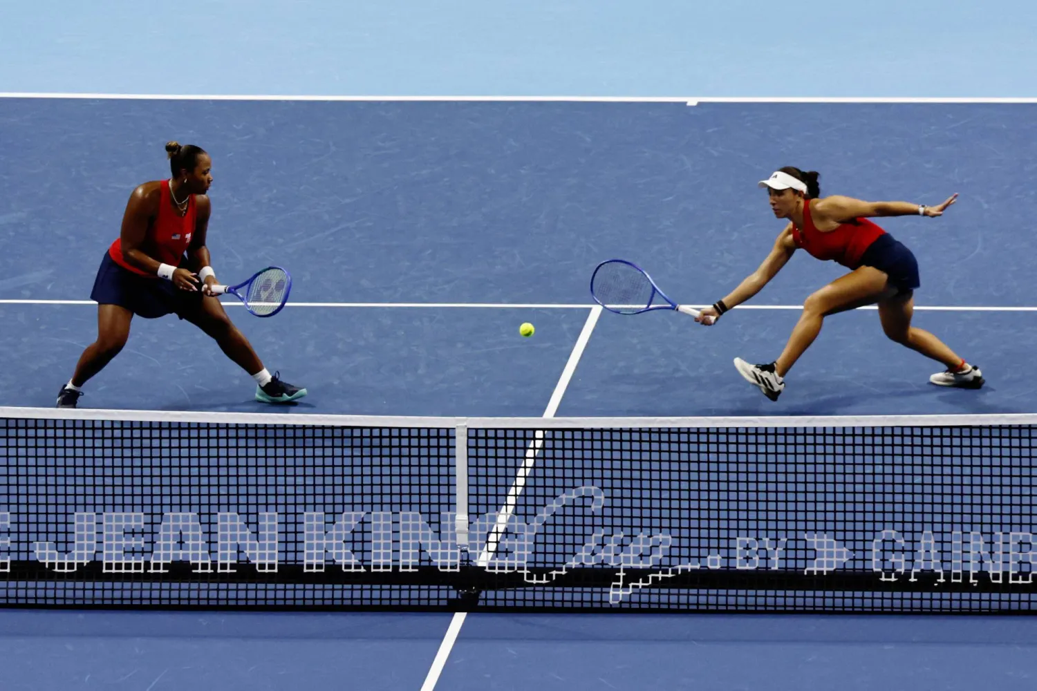 تيلور تاونسند وجيسيكا بيغولا (رويترز)