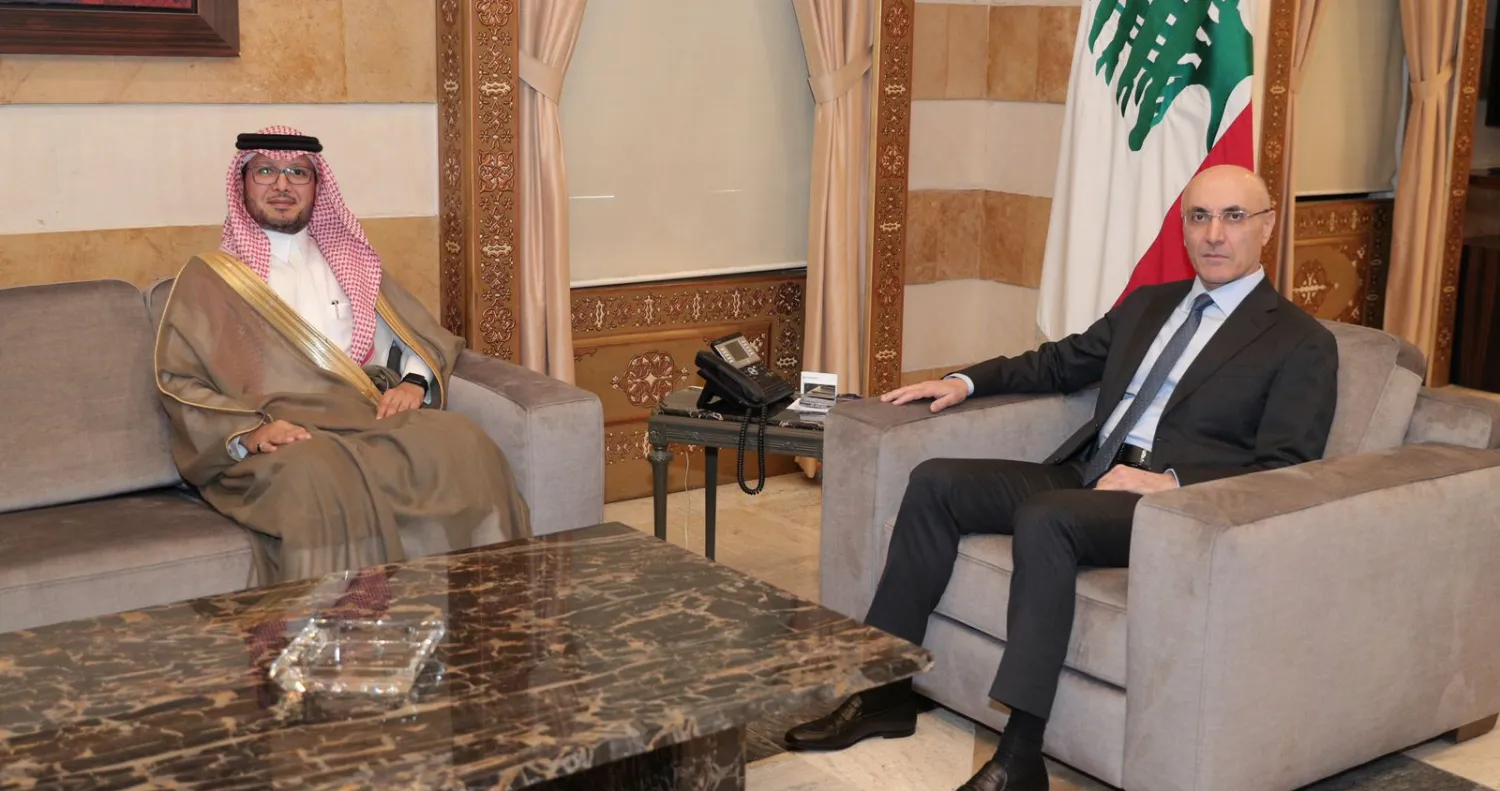 وزير الداخلية أحمد الحجار مستقبلاً السفير السعودي وليد البخاري (وزارة الداخلية)