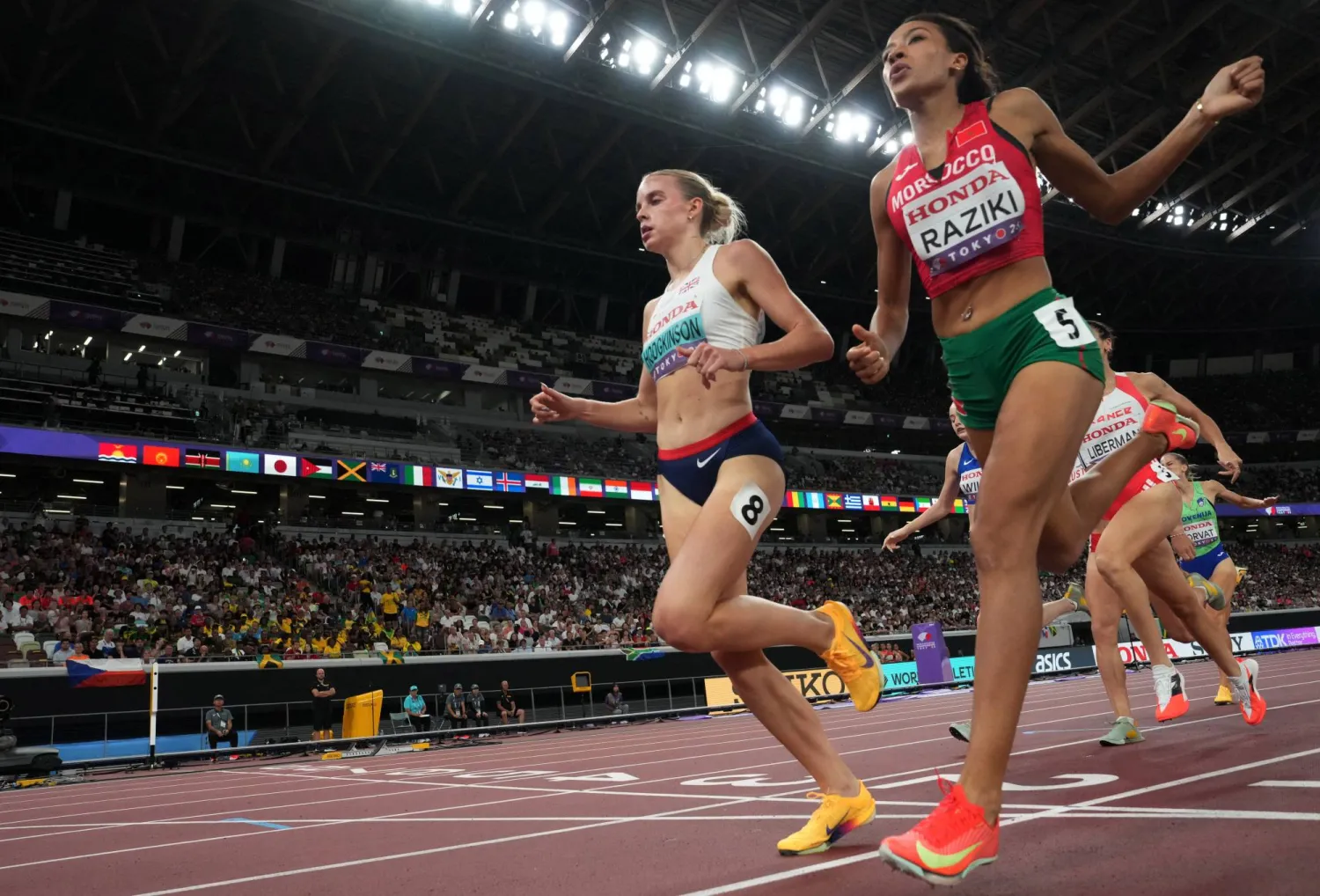 آسية رزيقي وكيلي هودجكينسون (رويترز)