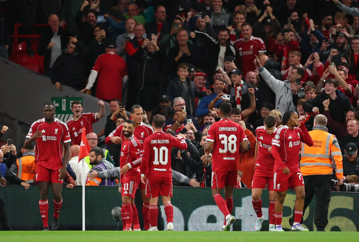 فرحة لاعبي ليفربول بالفوز القاتل الذي بات معتاداً لدى الجماهير (رويترز)