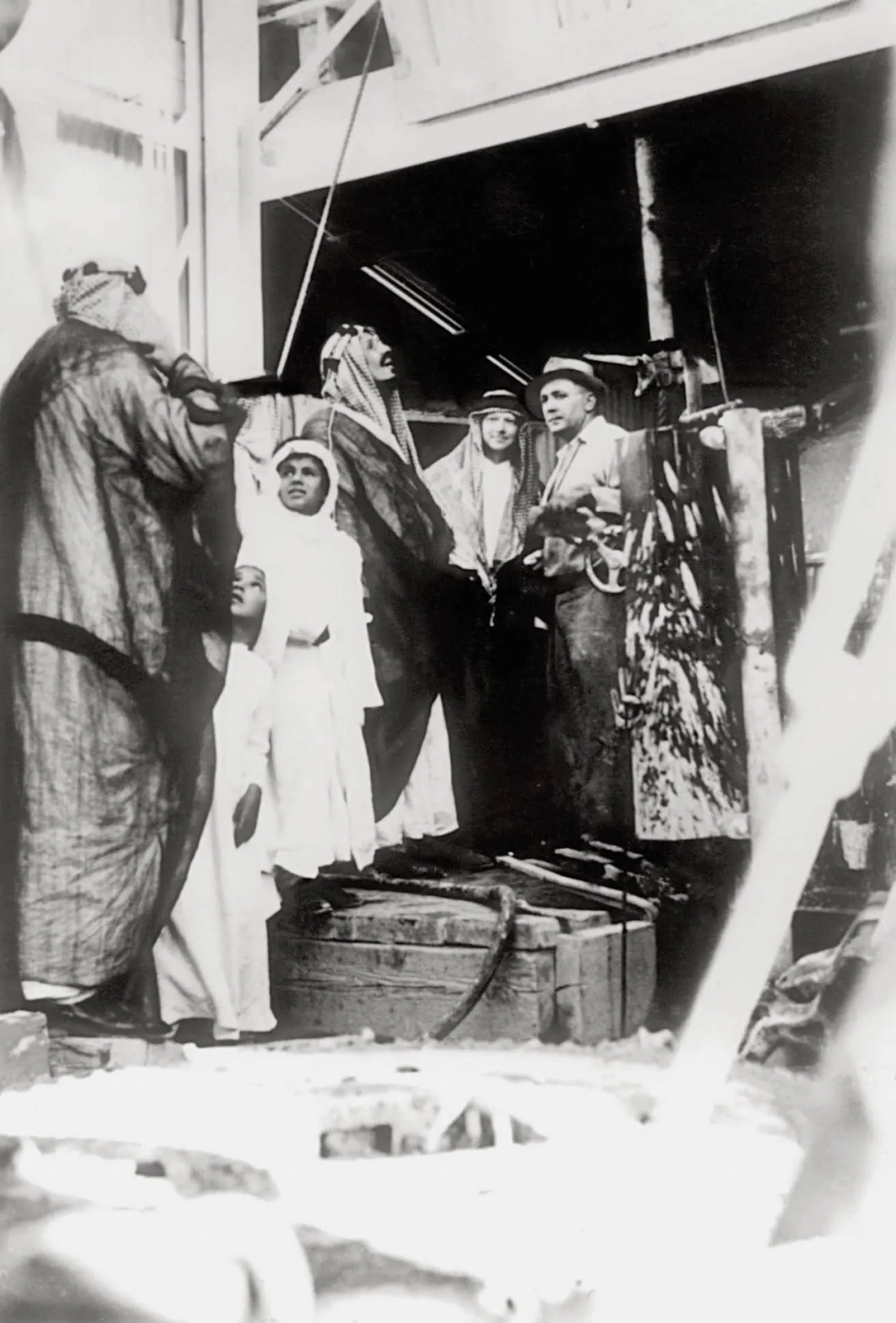 الملك عبد العزيز بن عبد الرحمن خلال تدشينه أحد المشروعات (واس)