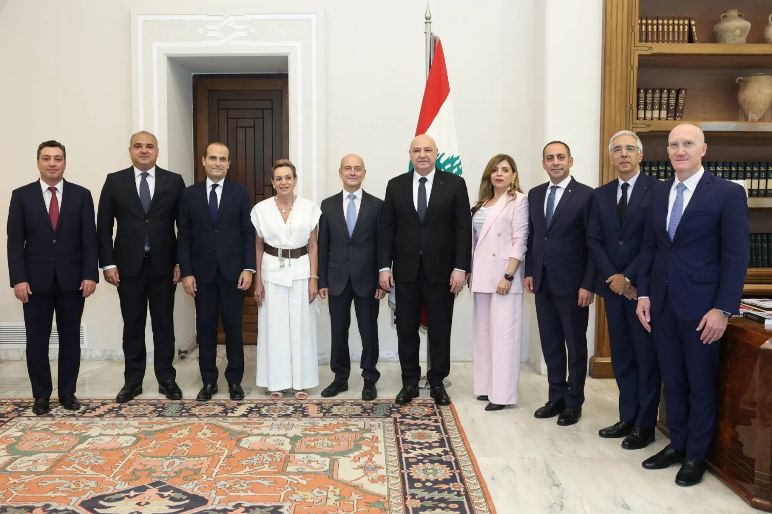 الرئيس اللبناني جوزيف عون مستقبِلاً ثمانية سفراء لبنانيين معتمدين في الخارج قبيل التحاقهم بالسفارات (الرئاسة اللبنانية)