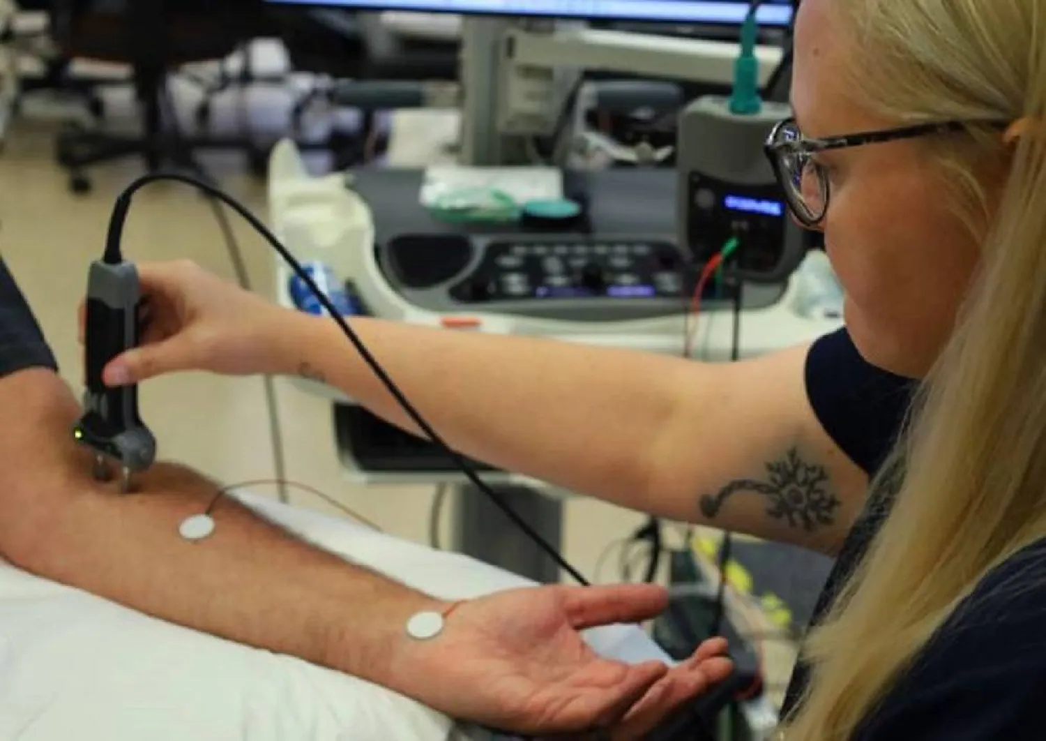 الفريق أجرى للمشاركين اختبارات لقياس سرعة توصيل الأعصاب وقوة العضلات (جامعة سيراكيوز)