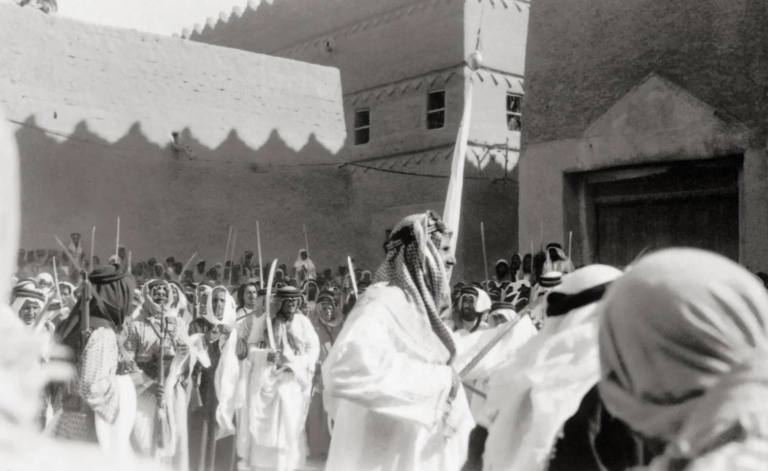 أورد المقال أن الملك عبد العزيز كان همه الأول زيادة تثقيف المجتمع الناشئ كلما سمحت الظروف البيئية القاسية بذلك (واس)