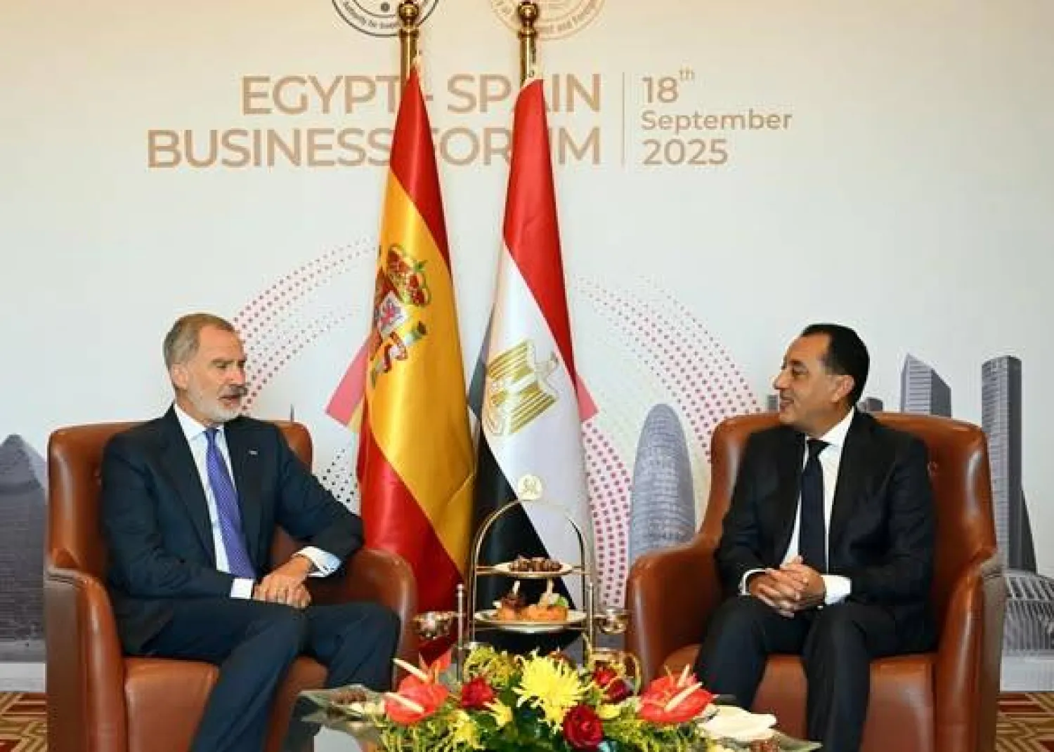 ملك إسبانيا ورئيس مجلس الوزراء المصري خلال لقائهما في القاهرة (مجلس الوزراء المصري)