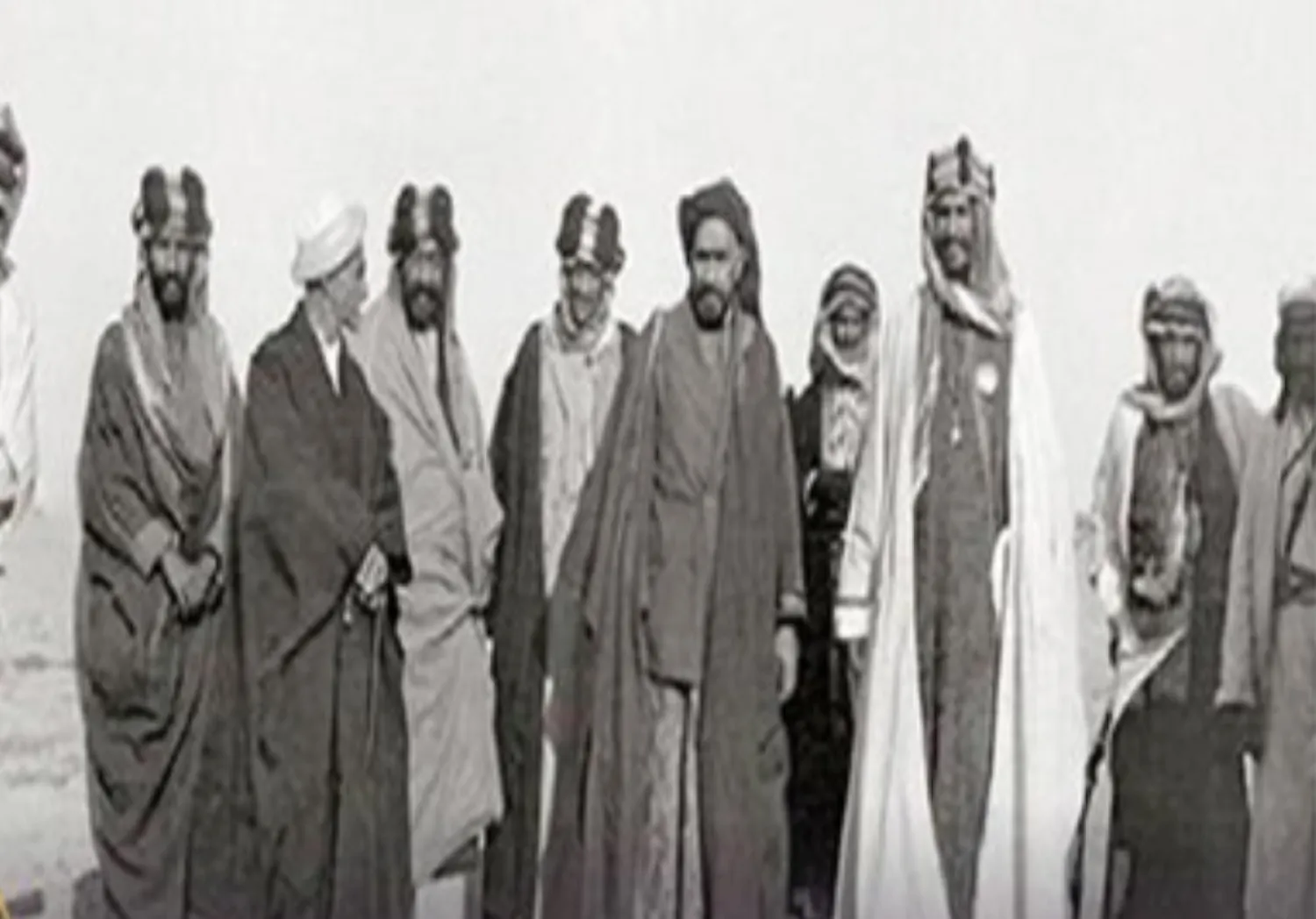 الملك عبد العزيز والشيخ خزعل في أحد اللقاءات الرسمية (من أرشيف الدكتورة سامية الجابري)