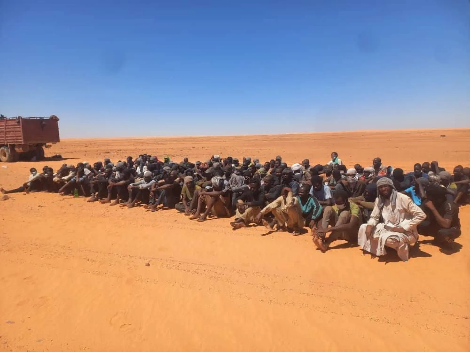 عشرات من المهاجرين التشاديين قبل ترحيلهم من الكفرة الليبية (جهاز مكافحة الهجرة)