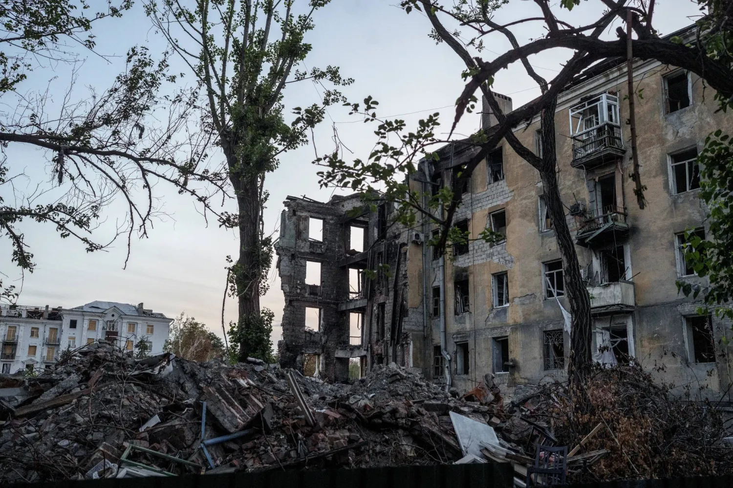 صورة تُظهر مبنى سكنياً تضرَّر بشدة بسبب ضربة عسكرية روسية في كراماتورسك بمنطقة دونيتسك بأوكرانيا 17 سبتمبر 2025 (رويترز)