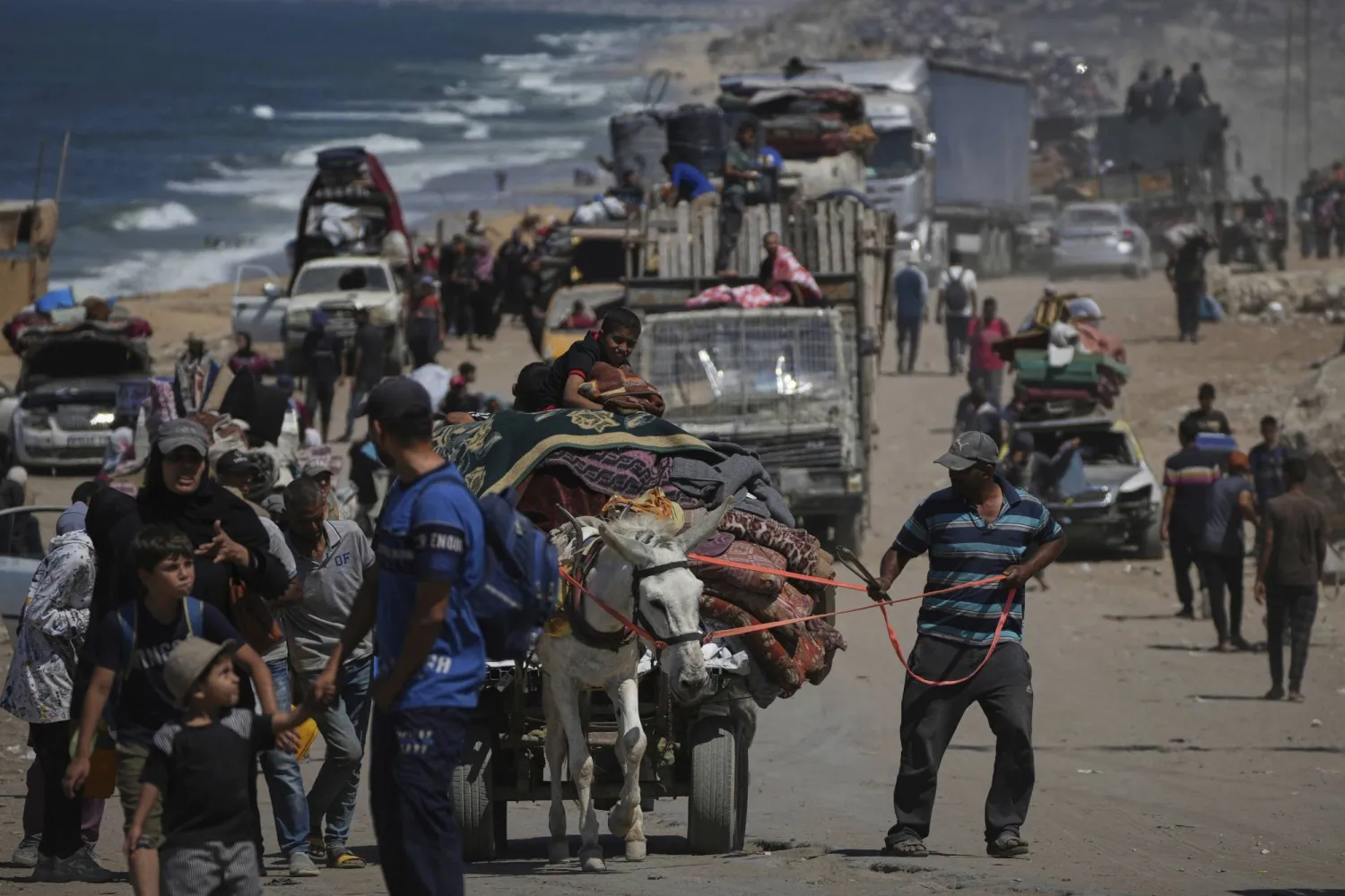 نازحون فلسطينيون يفرّون من مدينة غزة سيراً على الأقدام وبالسيارات حاملين أمتعتهم على طول الطريق الساحلي باتجاه جنوب غزة في 18 سبتمبر 2025 (أ.ب)