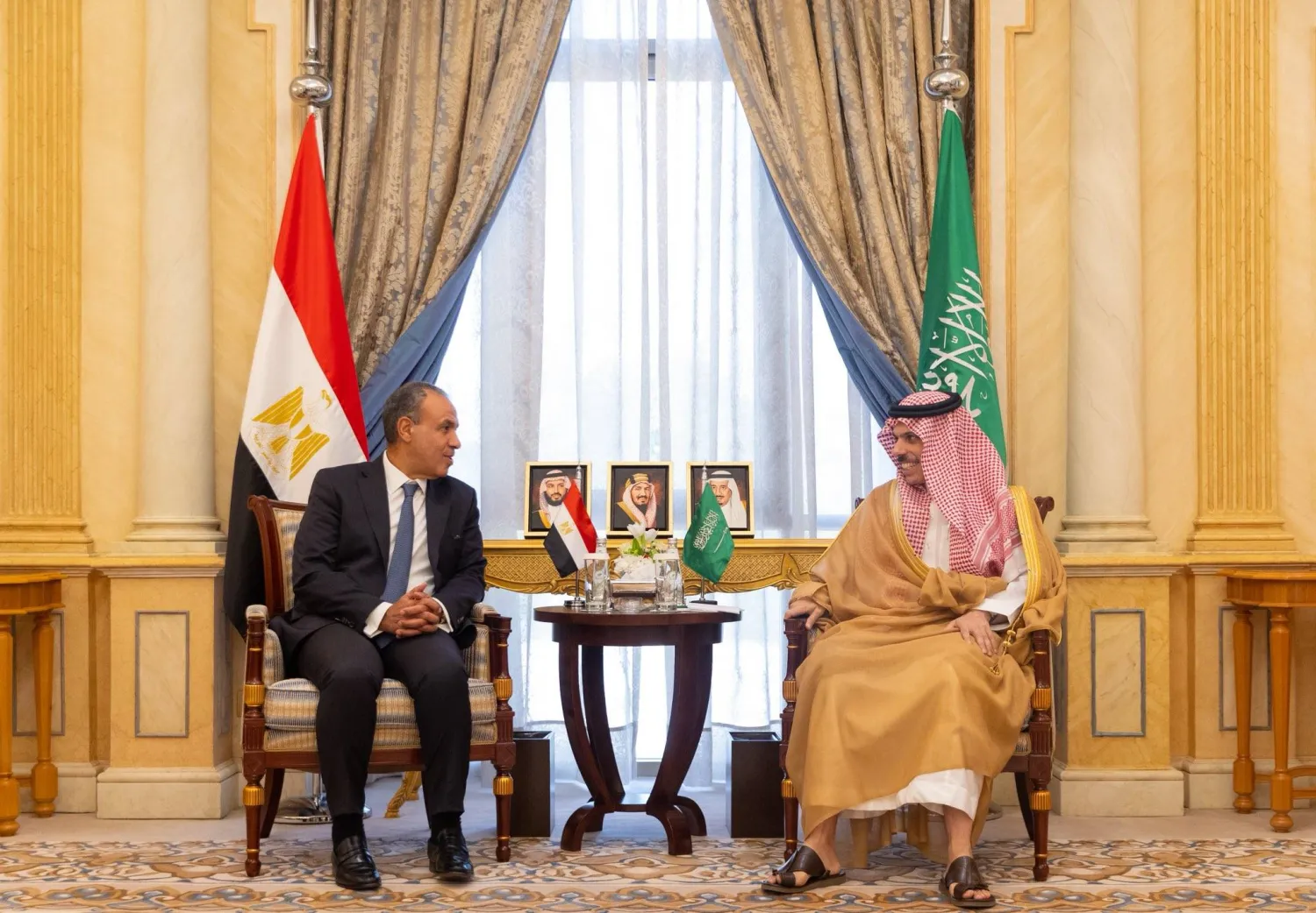 وزير الخارجية السعودي الأمير فيصل بن فرحان مستقبلاً نظيره المصري بدر عبد العاطي في الرياض الخميس (واس)