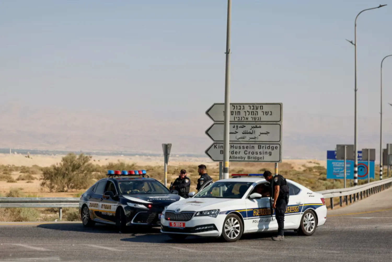 Israeli police officers stand next to their cars at the scene of a fatal shooting at the Allenby Crossing between the Israeli-Occupied West Bank and Jordan, September 18, 2025. REUTERS/Oren Ben Hakoon 