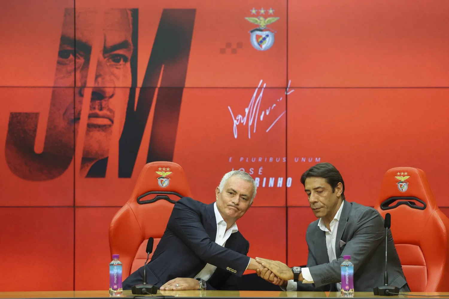 جانب من تقديم نادي بنفيكا المدرب جوزيه مورينيو (إ.ب.أ)