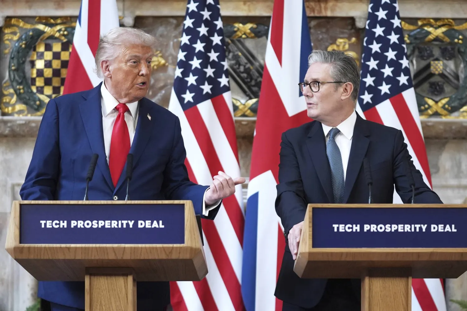 من وقائع المؤتمر الصحافي المشترك للرئيس الأميركي دونالد ترمب ورئيس الوزراء البريطاني كير ستامر (أ.ب)