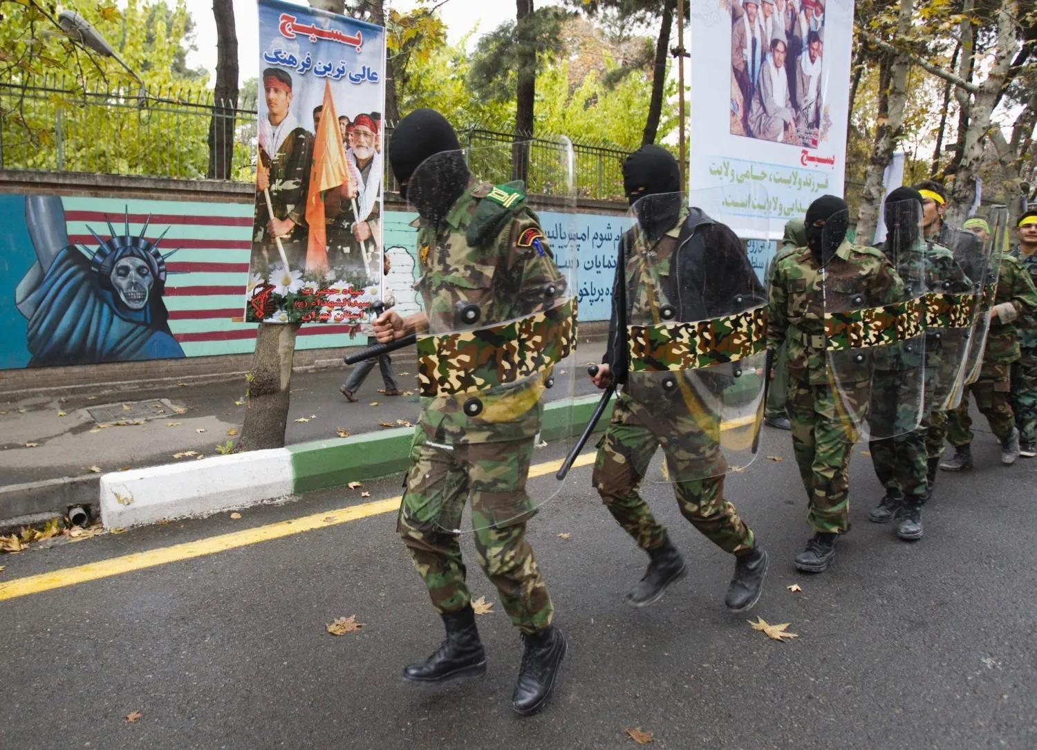 عناصر من «الباسيج» خلال عرض عسكري في طهران (أرشيفية - رويترز)