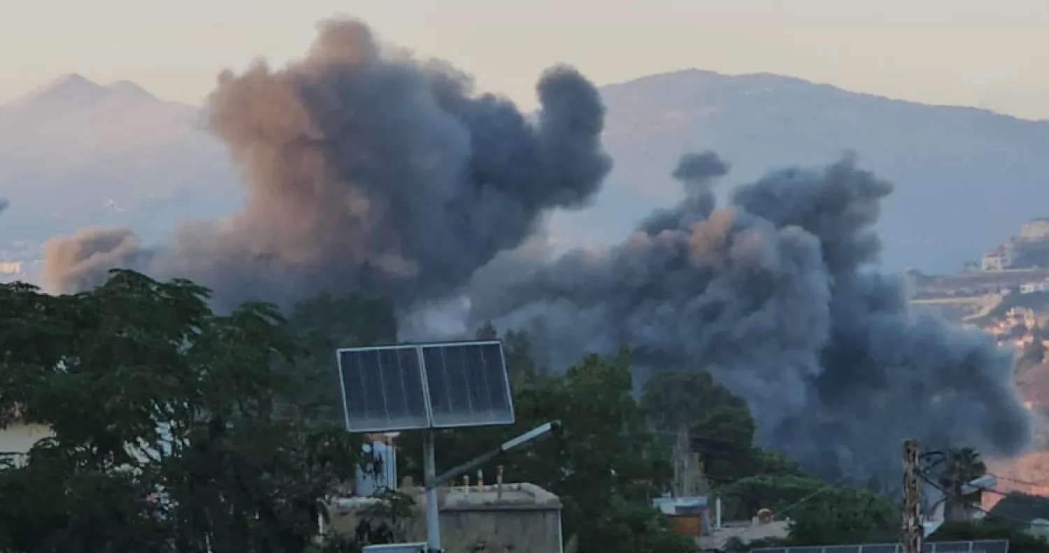 الدخان يتصاعد من بلدة دبين إثر استهدافها بغارة إسرائيلية (الوكالة الوطنية للإعلام)