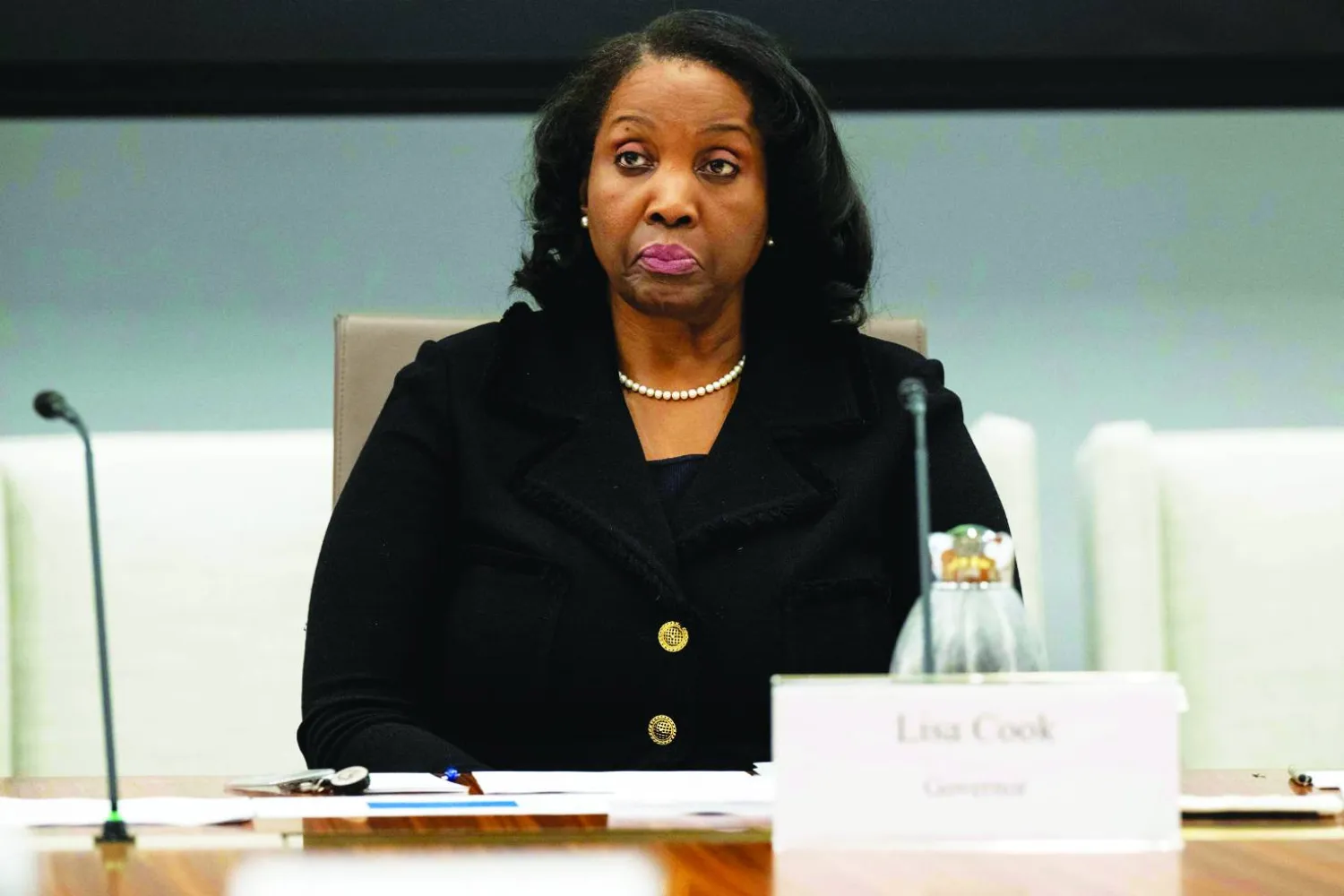 محافِظة «الاحتياطي الفيدرالي» ليزا كوك تحضر اجتماعاً بالبيت الأبيض (أ.ف.ب)