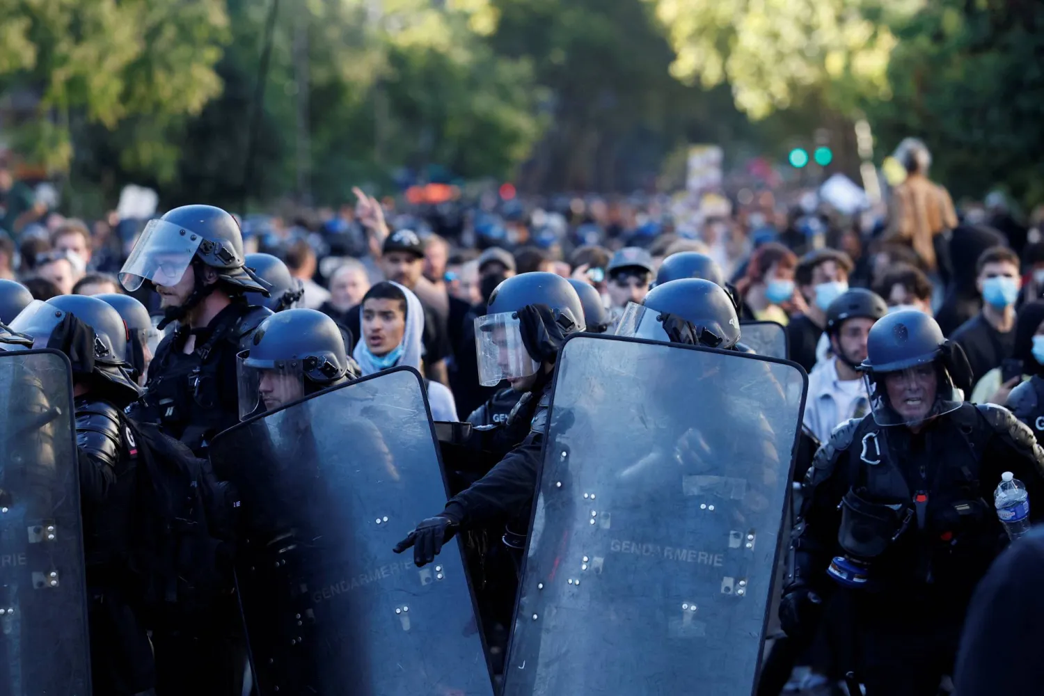 الشرطة الفرنسية سعت الخميس في باريس لاحتواء المتظاهرين في يوم الإضرابات والاحتجاجات على مستوى البلاد رافعة مطالب معيشية بالدرجة الأولى (رويترز)