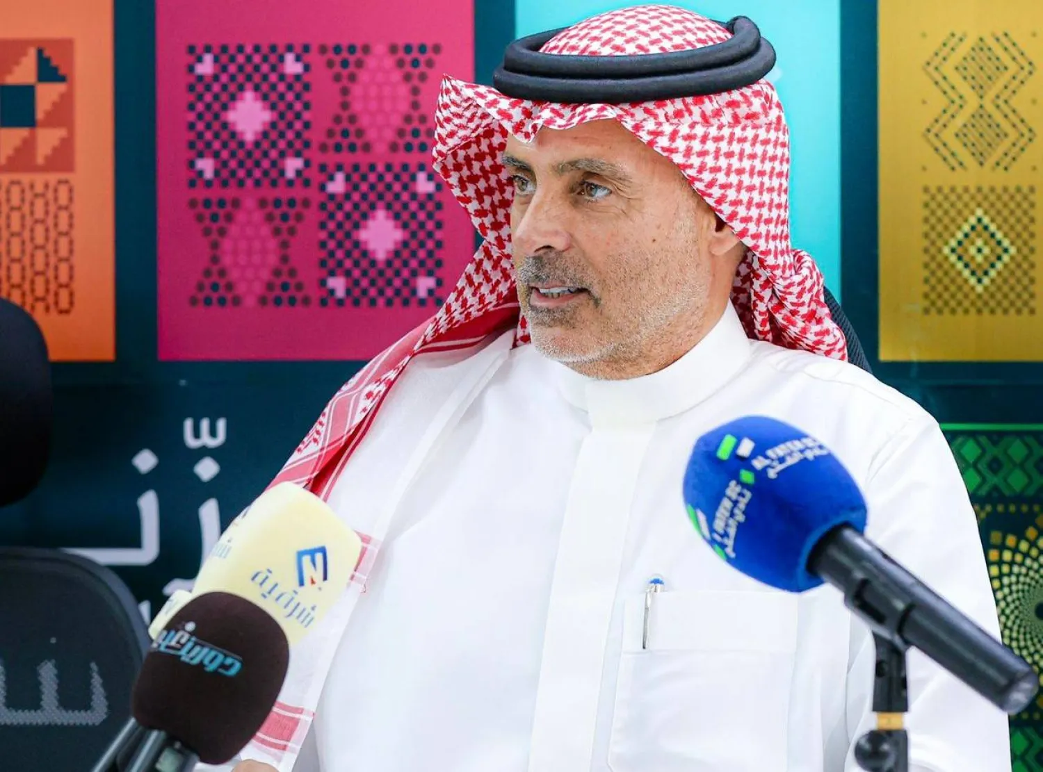 غوميز مدرب الفتح ظهر بالثوب والشماغ بمناسبة اليوم الوطني السعودي (نادي الفتح)