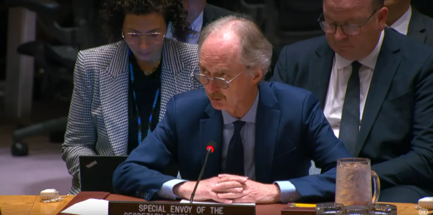 مبعوث الأمم المتحدة الخاص إلى سوريا غير بيدرسون خلال جلسة لمجلس الأمن 25 أبريل 2025 (لقطة من فيديو)