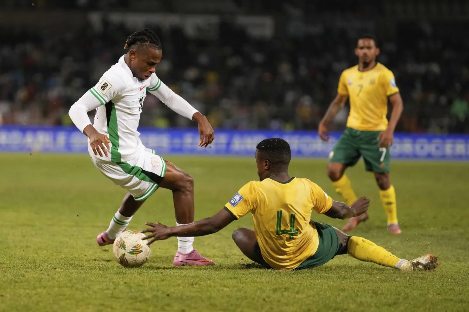 تيبوهو موكوينا بالقميص رقم 4 خلال مباراة أمام نيجيريا (أ.ب)