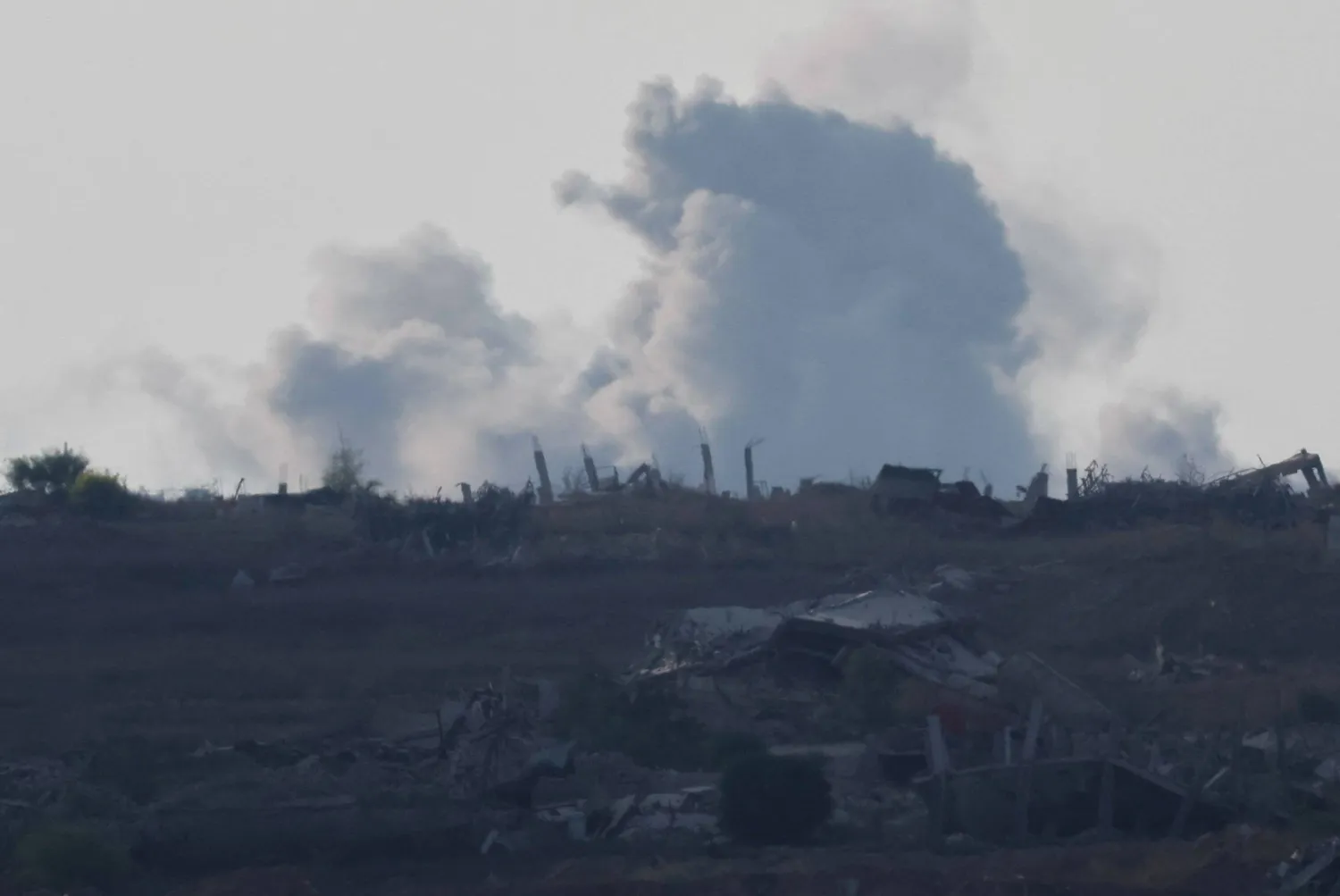 دخان يتصاعد من غزة بعد وقوع انفجار كما رُصد من داخل إسرائيل في 18 سبتمبر 2025 (رويترز)