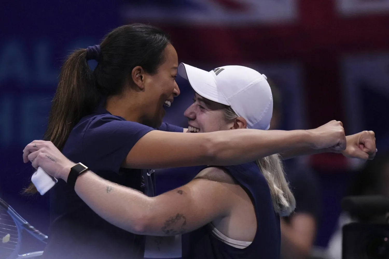 كارتال تحتفل مع زميلتها بولتر (أ.ب)