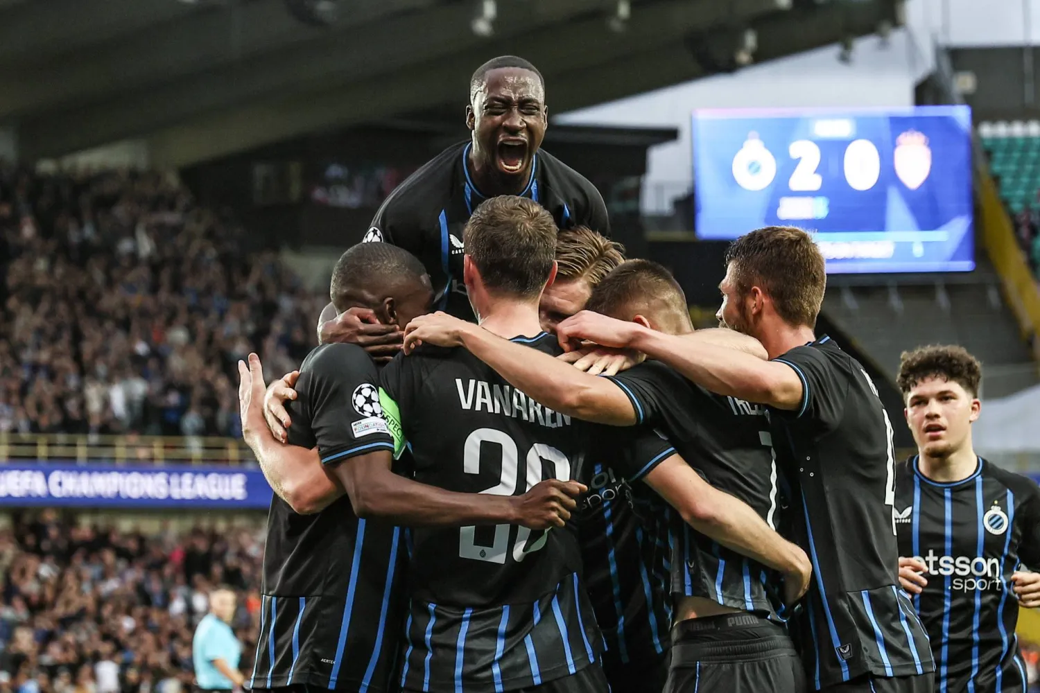 لاعبو بروغ البلجيكي يحتفلون بأحد أهدافهم في المباراة (د.ب.أ)