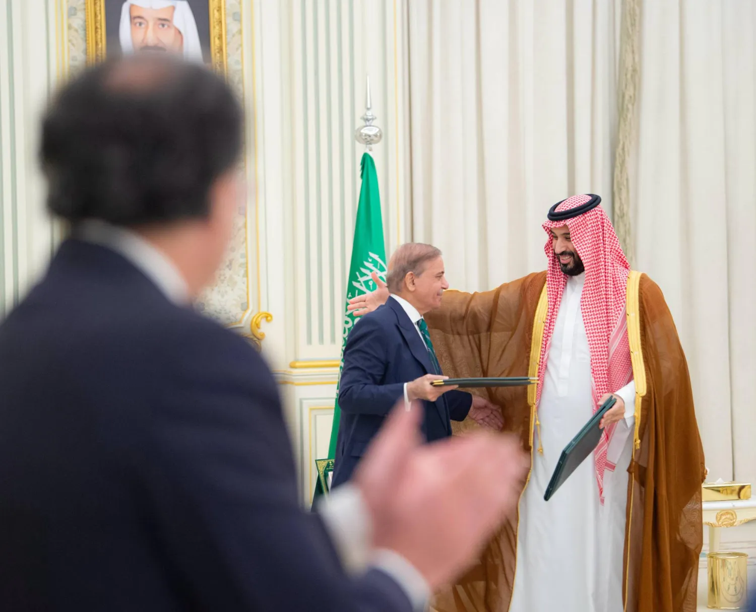 ولي العهد السعودي ورئيس الوزراء الباكستاني لدى توقيعهما الاتفاقية في الرياض الأربعاء (واس)