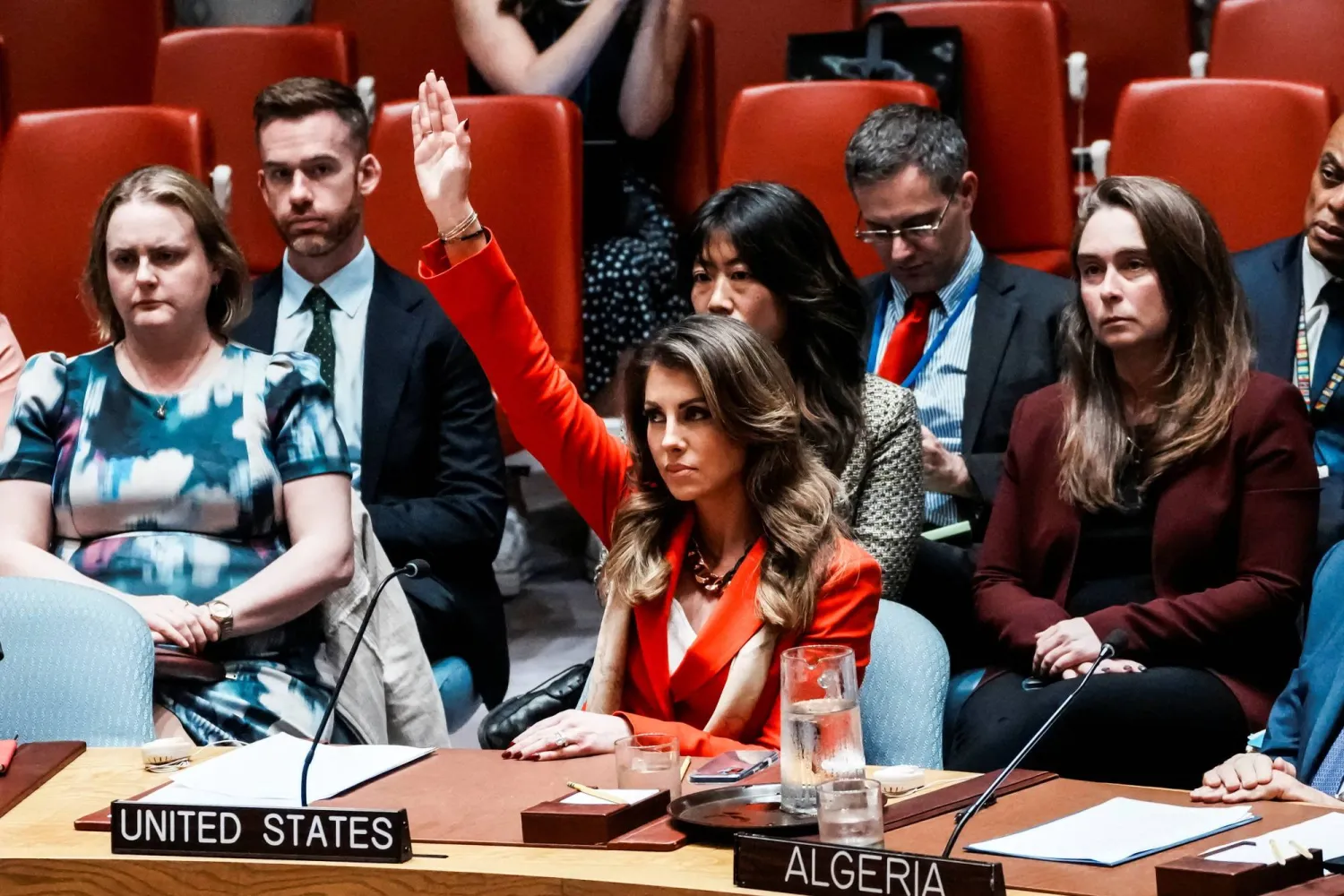 مورغان أورتاغوس نائبة المبعوث الأميركي الخاص للشرق الأوسط ترفع يدها في إشارة لاستخدام حق النقض (الفيتو) خلال جلسة لمجلس الأمن الدولي حول غزة يوم 18 سبتمبر 2025 (رويترز)