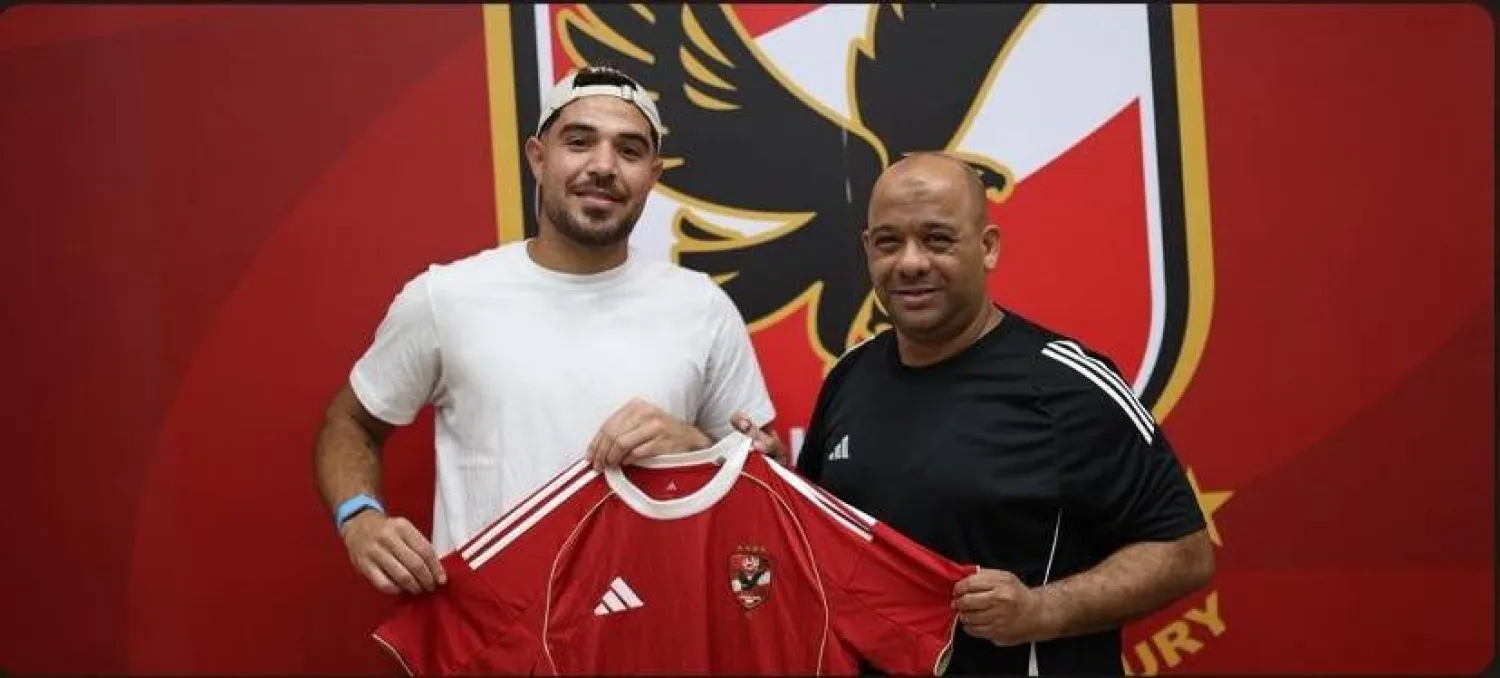 الحارس حمزة علاء بعد توقيع العقد (النادي الأهلي)