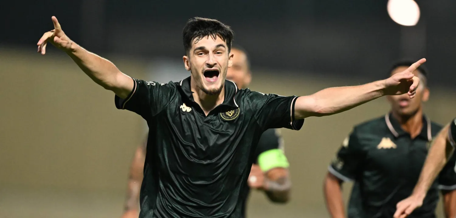 الإنجليزي جون باكلي لاعب فريق الخلود يحتفل بهدفه في شباك ضمك (تصوير: بشير صالح) 