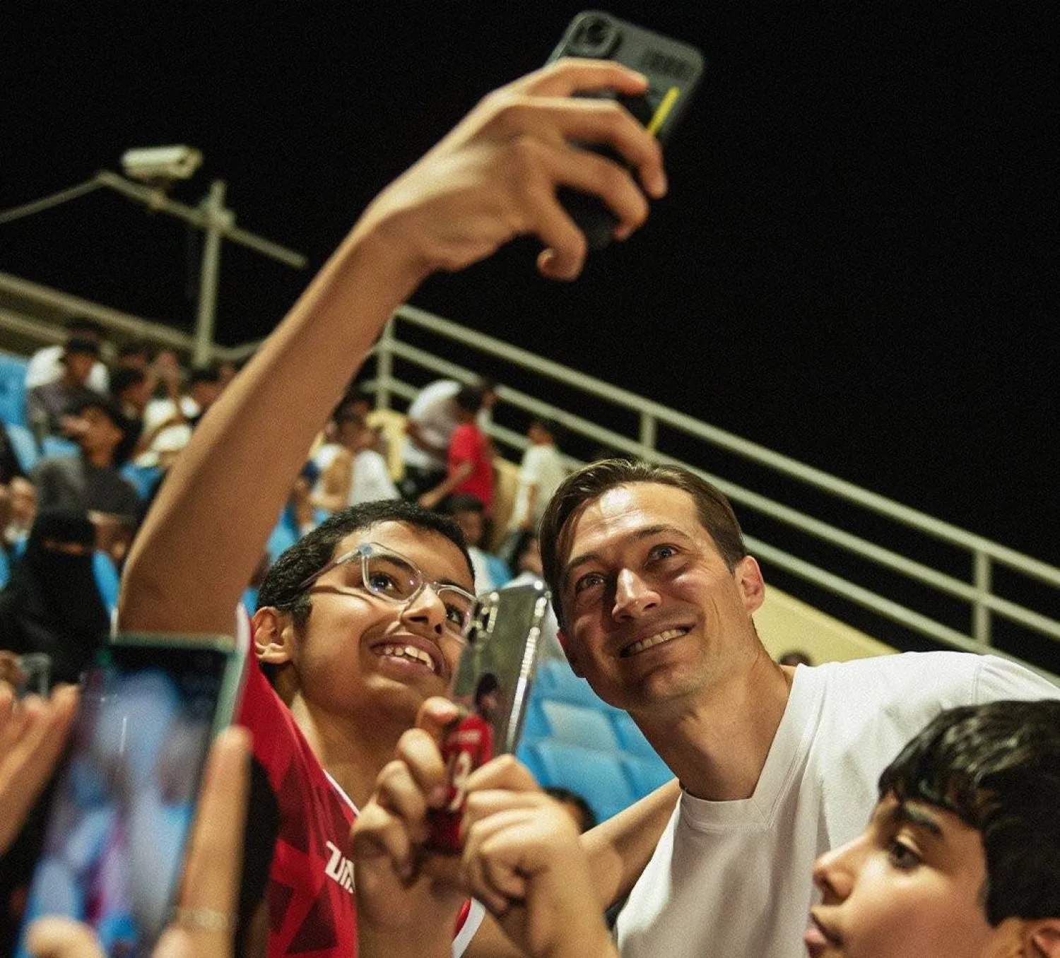 بن هاربورغ رفقة أنصار النادي في المدرجات (نادي الخلود) 