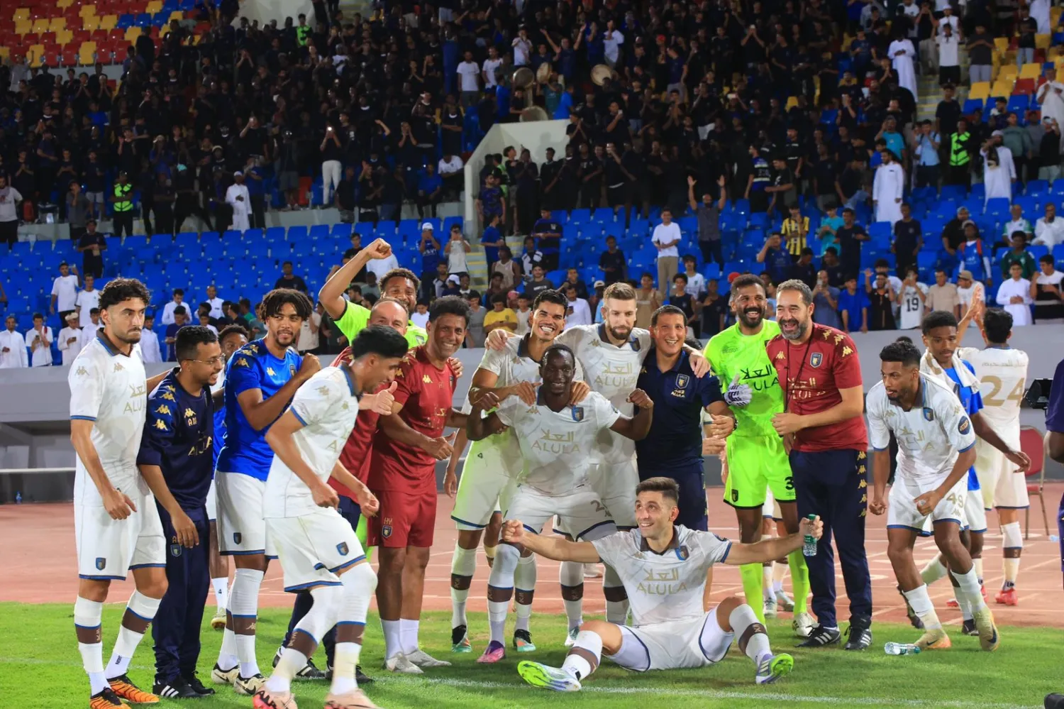 لاعبو العلا يحتفلون بفوزهم على البكيرية (الشرق الأوسط)