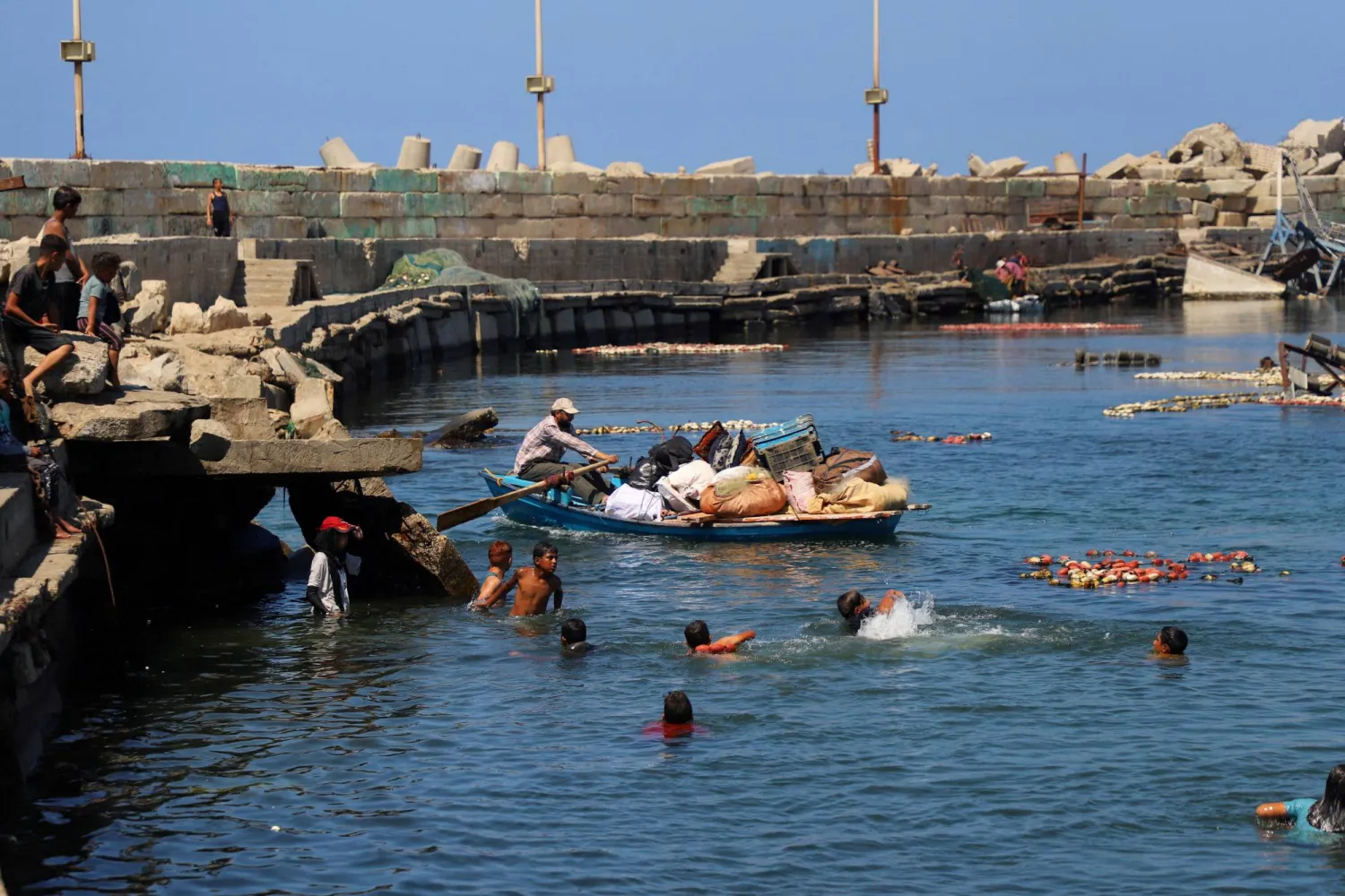 فلسطيني يستخدم قارباً للنزوح من مدينة غزة أمس في ظل الاجتياح البري الإسرائيلي (رويترز)