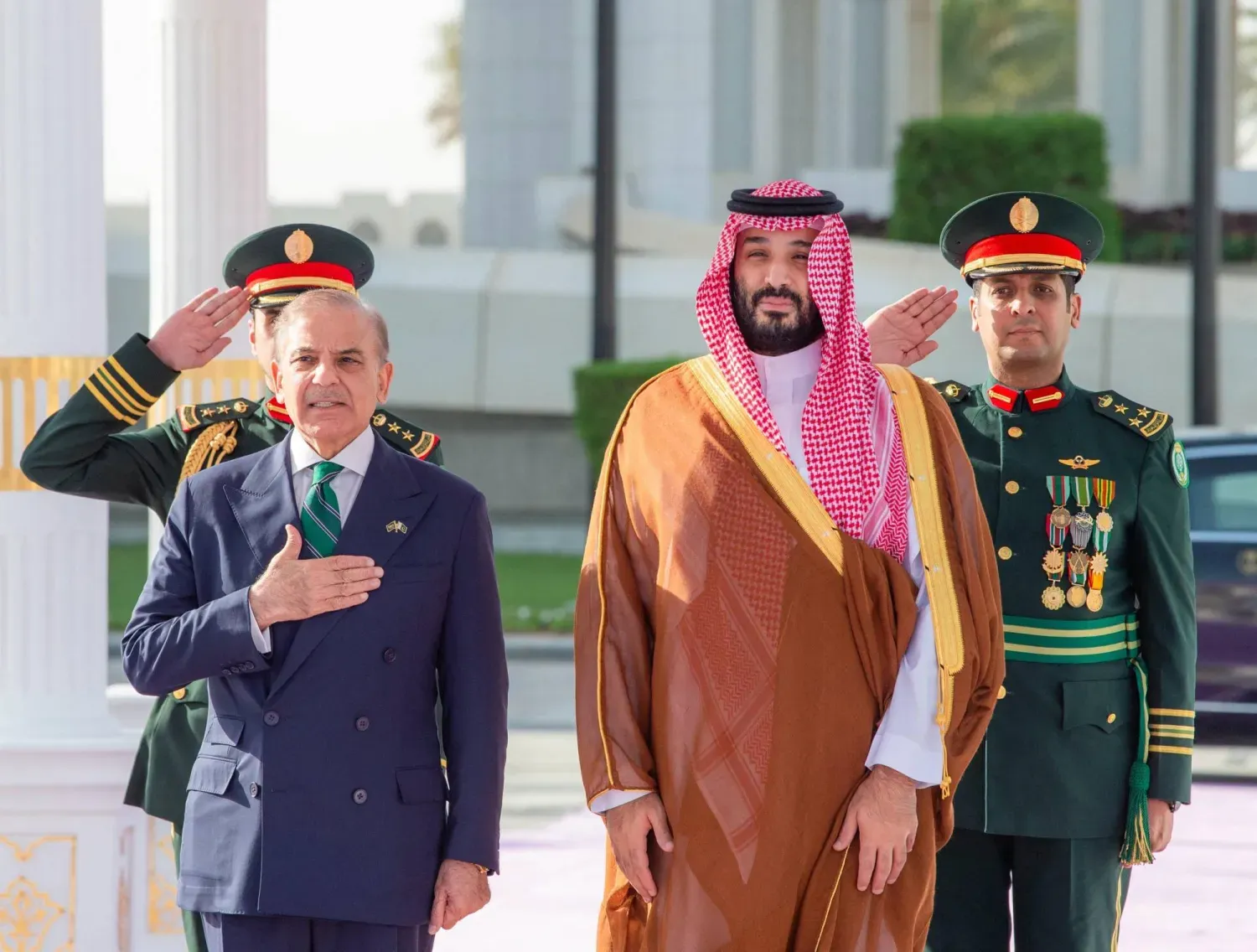 Suudi Arabistan Başbakanı ve Veliaht Prensi Muhammed bin Selman çarşamba günü Riyad'da Pakistan Başbakanı Şahbaz Şerif'i kabul etti. (SPA)