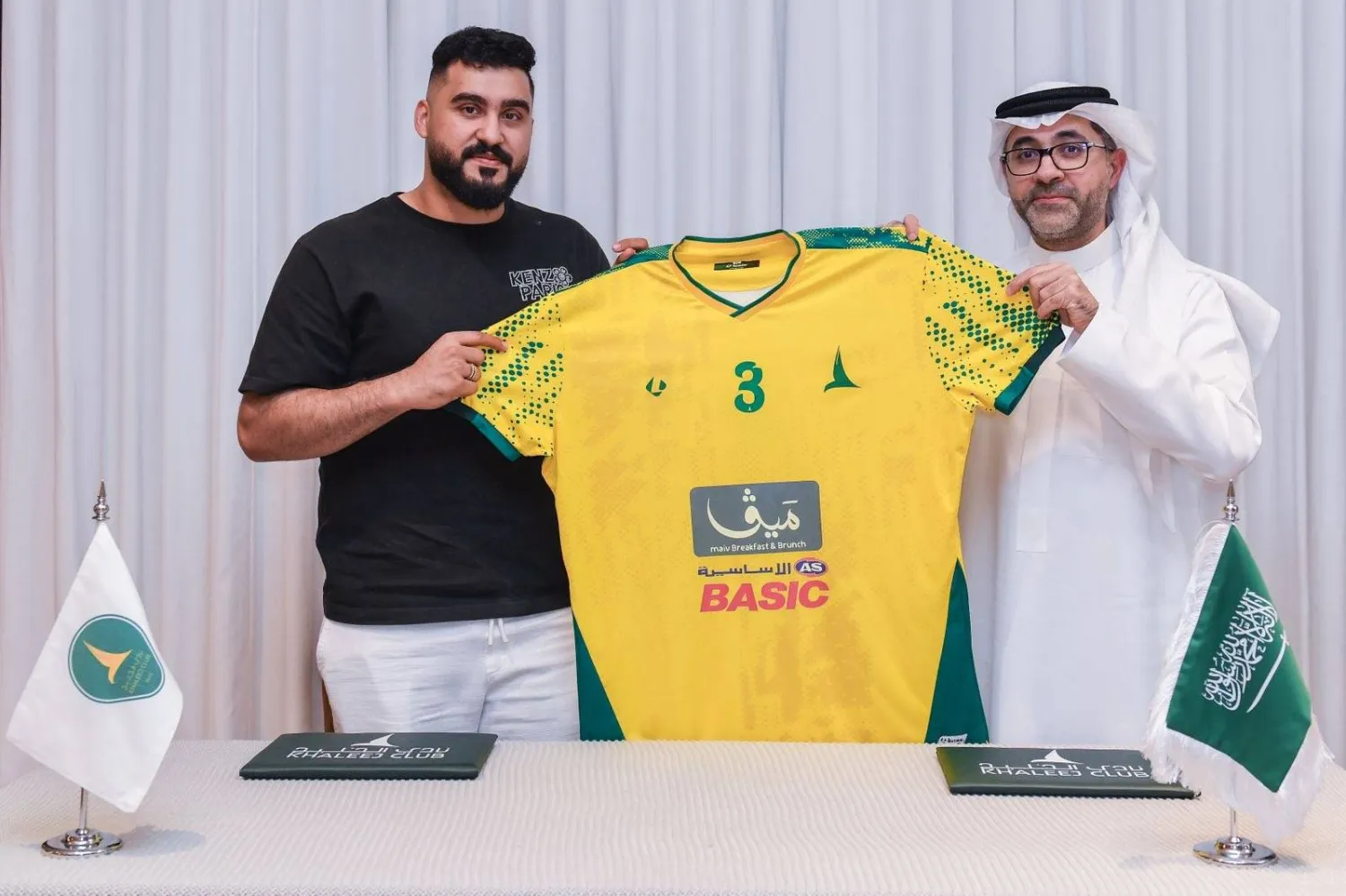 علي البراهيم يتحصل على قميصه الجديد عقب توقيع العقد (نادي الخليج)