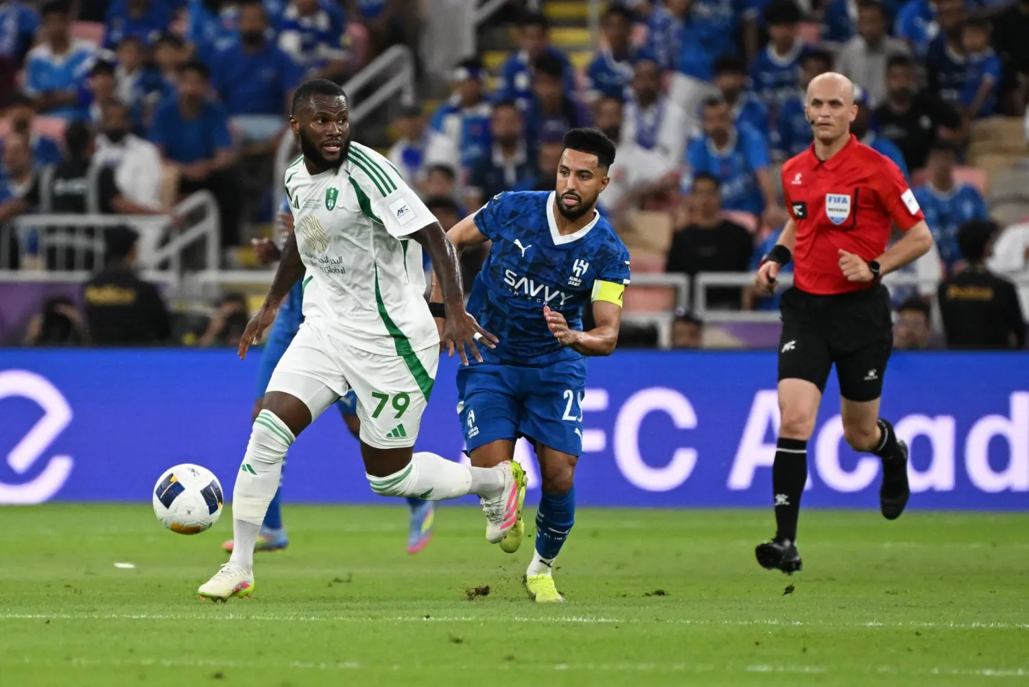 من آخر قمة جمعت الأهلي والهلال الموسم الماضي (تصوير: علي خمج)