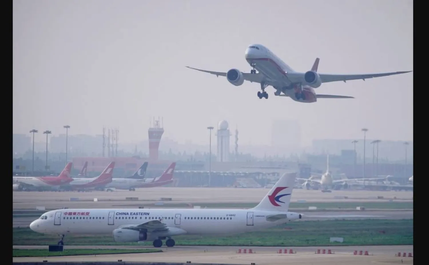 طائرة تابعة لـ«خطوط شرق الصين الجوية» تظهر في مطار هونغتشياو الدولي بشنغهاي (رويترز)