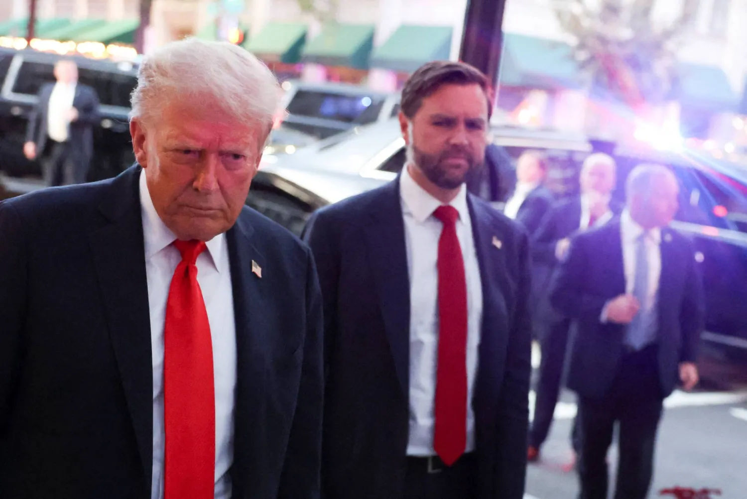 الرئيس الأميركي دونالد ترمب (يسار) يسير أمام نائبه جي دي فانس في واشنطن (رويترز)