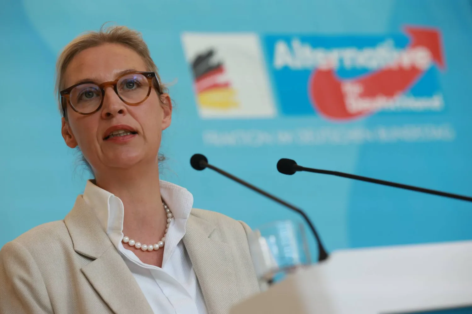 أليس فايدل الرئيسة المشاركة لحزب «البديل من أجل ألمانيا» خلال بيان إعلامي في البرلمان الألماني في برلين وخلفها شعار الحزب... ألمانيا 15 سبتمبر 2025 (إ.ب.أ)