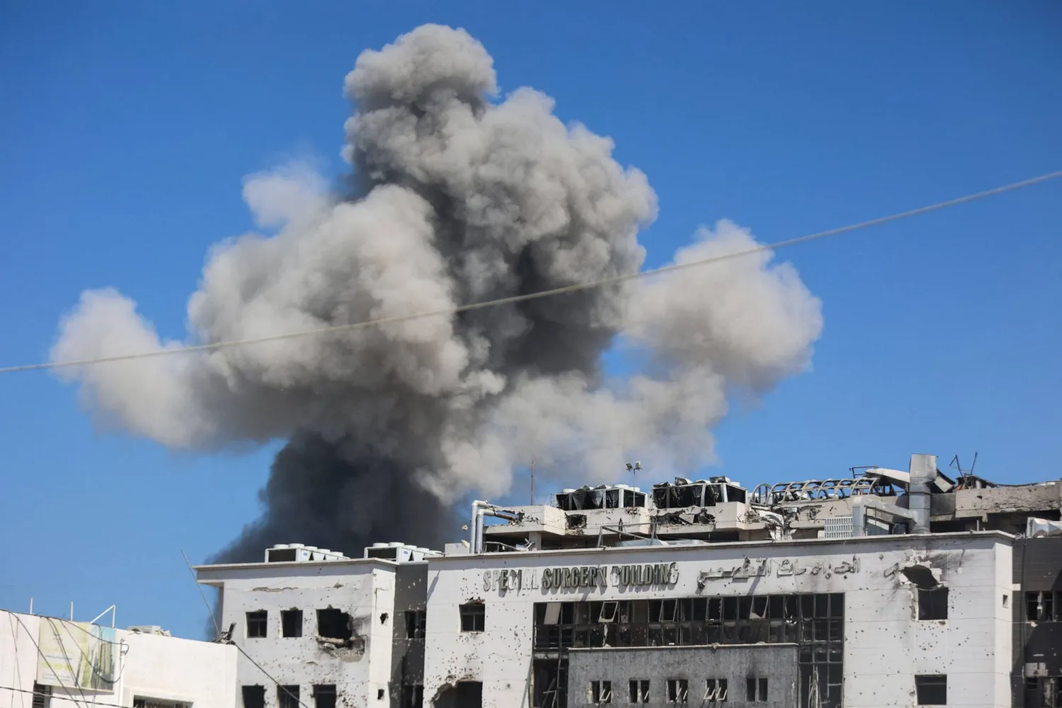 أعمدة الدخان تتصاعد من جراء القصف الإسرائيلي على مخيم الشاطئ للاجئين الفلسطينيين غرب مدينة غزة (أ.ف.ب)