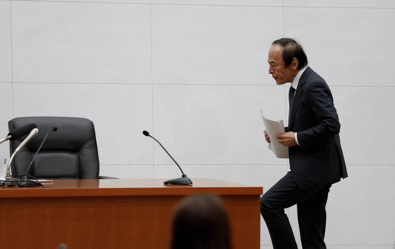 كازو أويدا محافظ بنك اليابان المركزي في مؤتمر صحافي يوم الجمعة بمقر البنك في العاصمة طوكيو (رويترز)